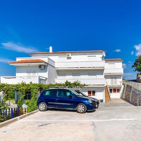 Apartments Pela Лопар Экстерьер фото