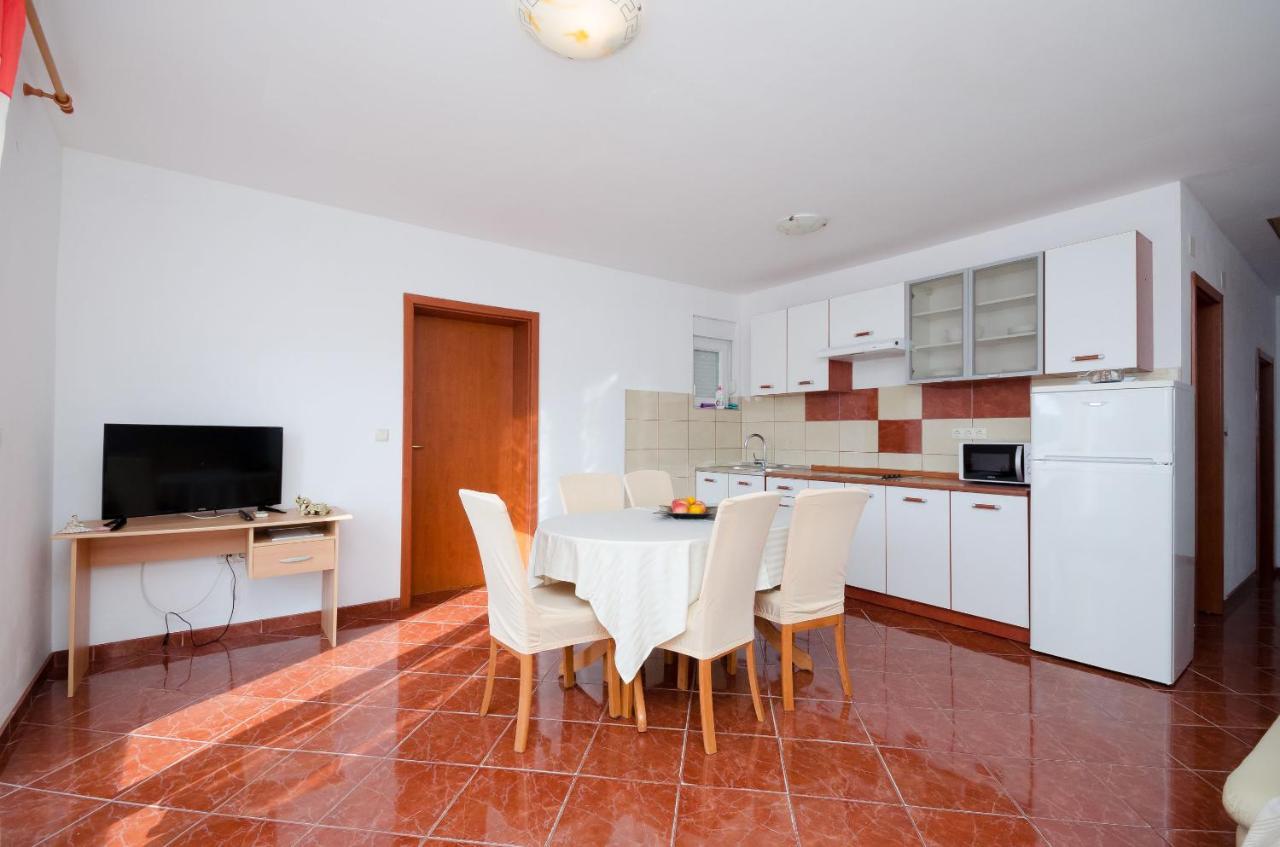 Apartments Pela Лопар Экстерьер фото