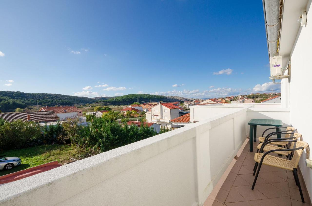 Apartments Pela Лопар Экстерьер фото