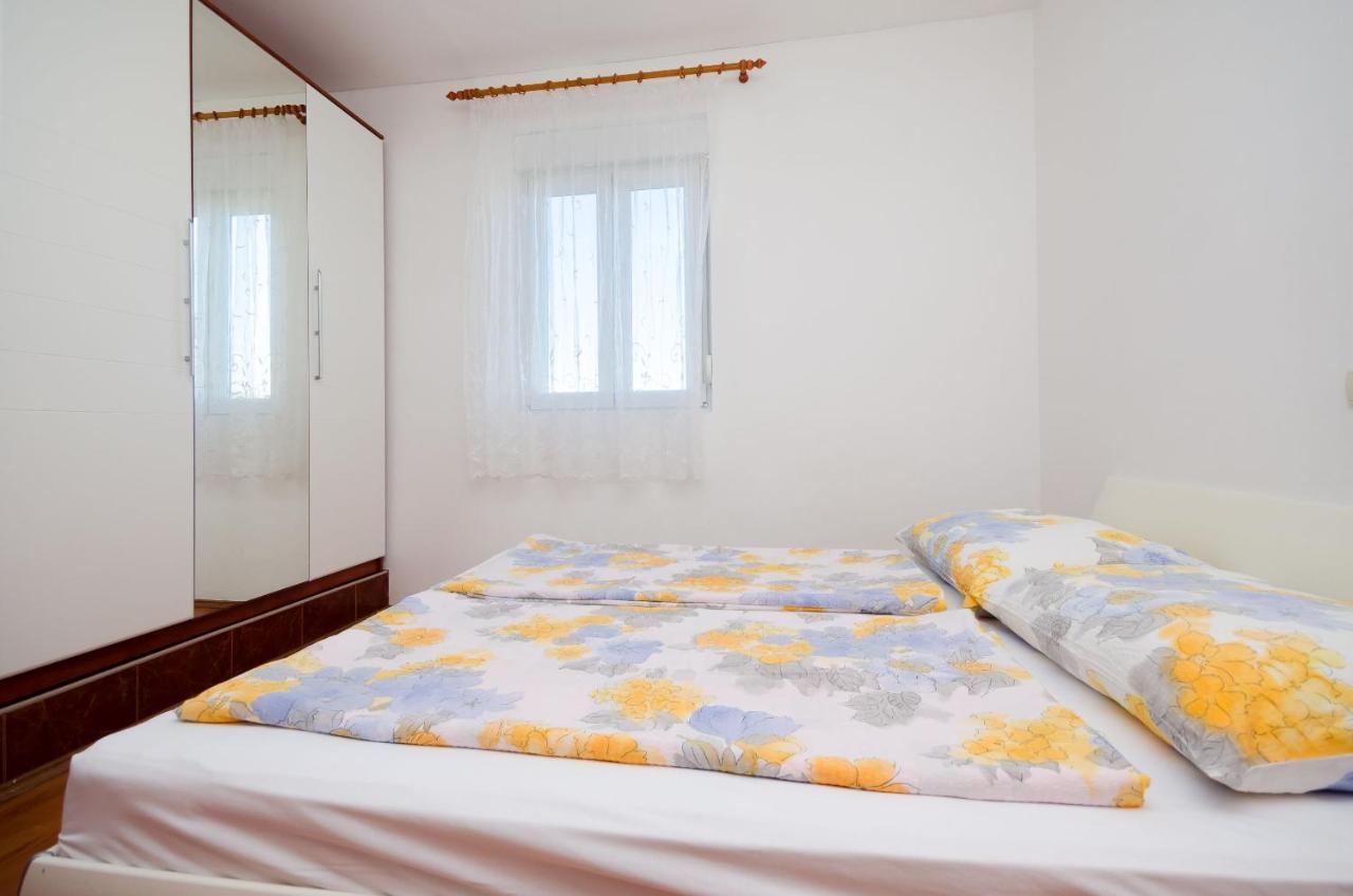 Apartments Pela Лопар Экстерьер фото