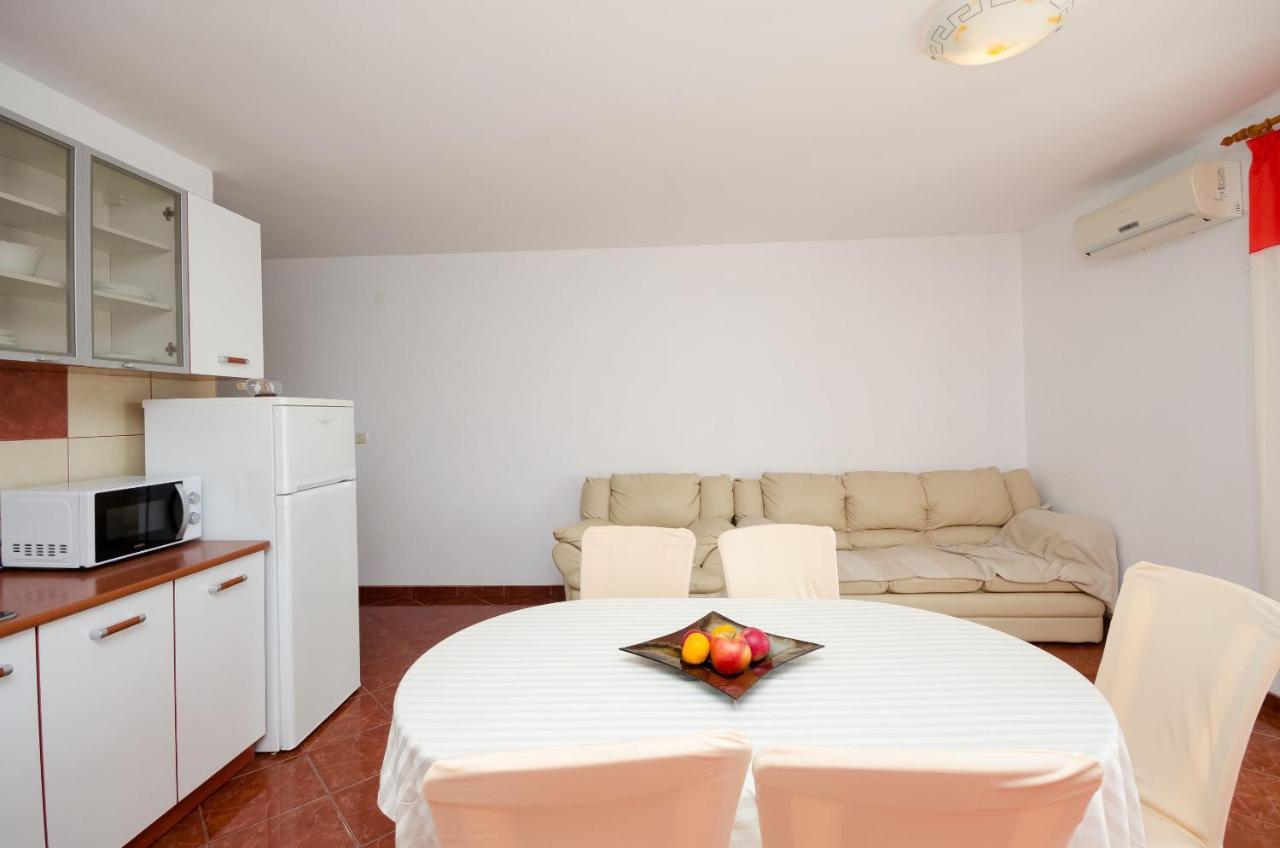 Apartments Pela Лопар Экстерьер фото