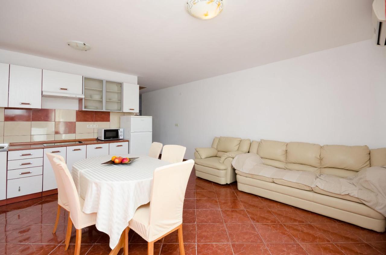 Apartments Pela Лопар Экстерьер фото