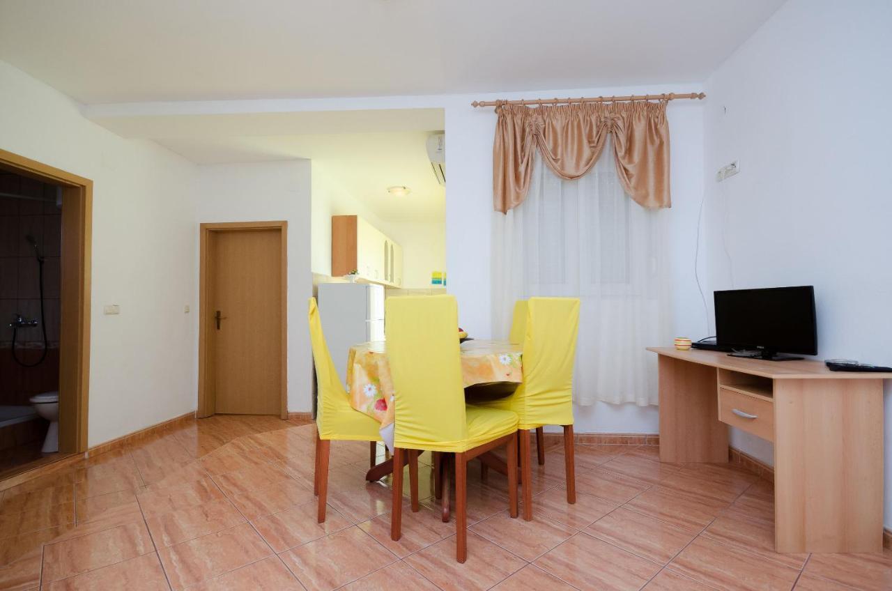 Apartments Pela Лопар Экстерьер фото