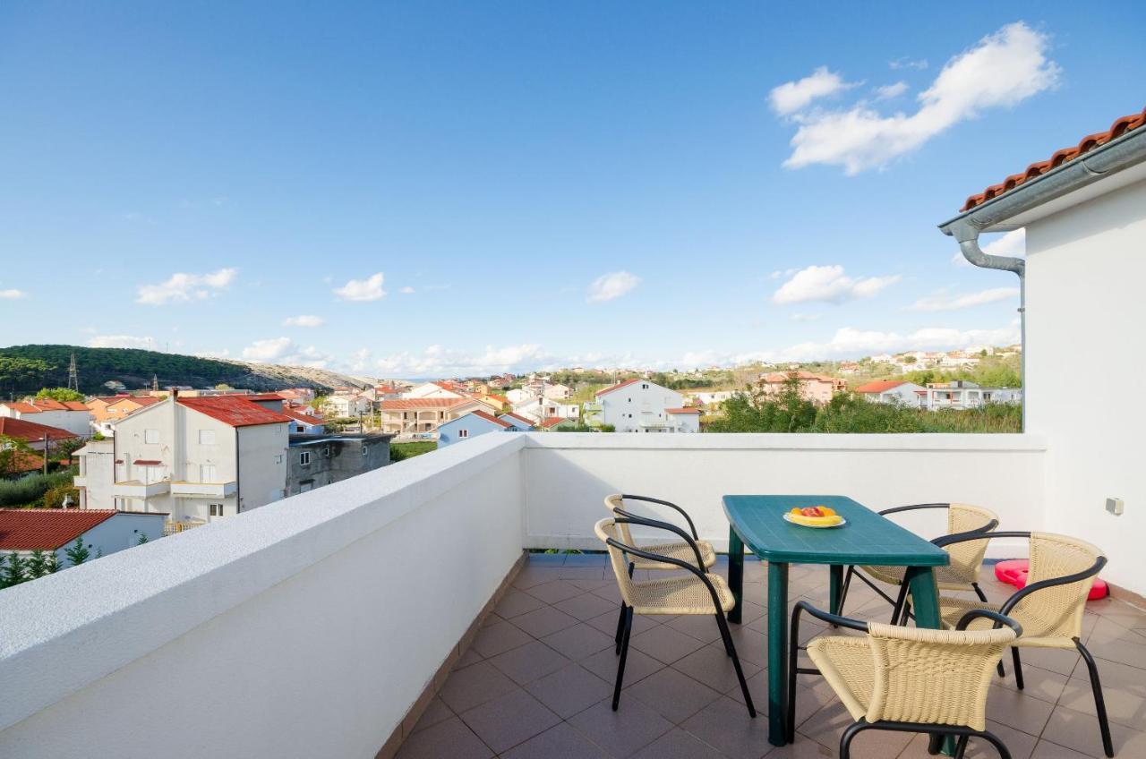 Apartments Pela Лопар Экстерьер фото