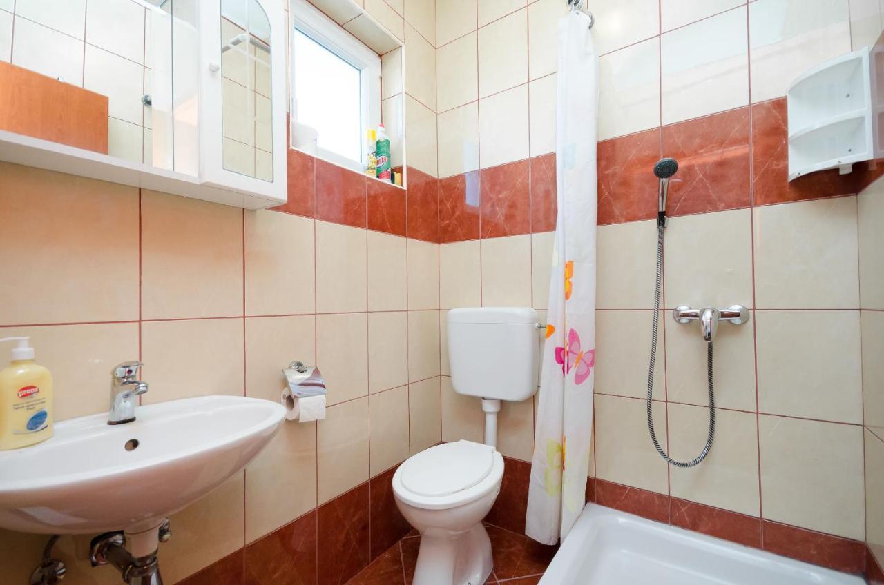 Apartments Pela Лопар Экстерьер фото