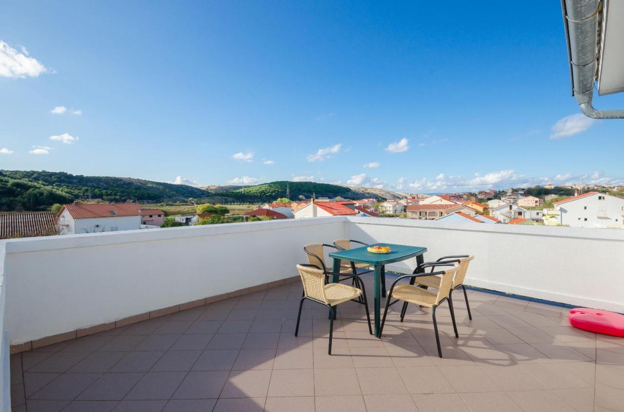 Apartments Pela Лопар Экстерьер фото
