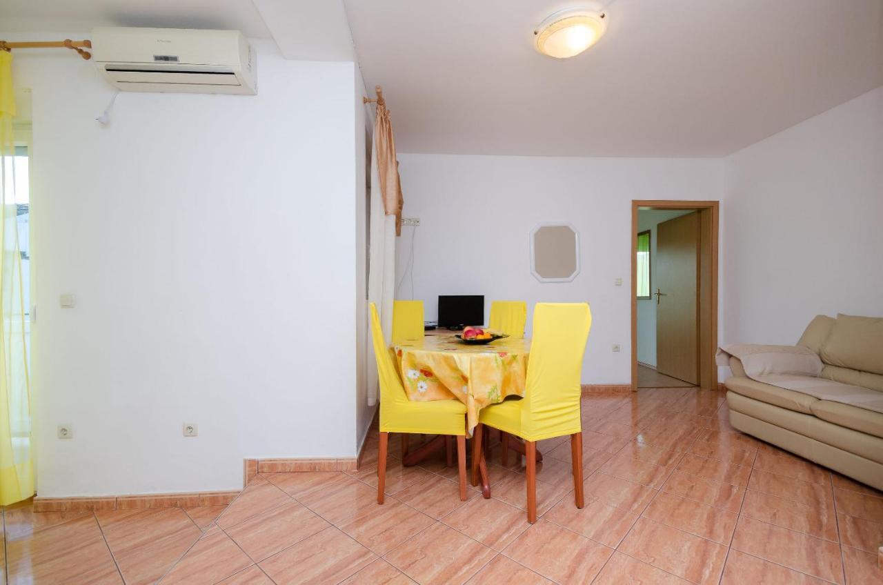 Apartments Pela Лопар Экстерьер фото