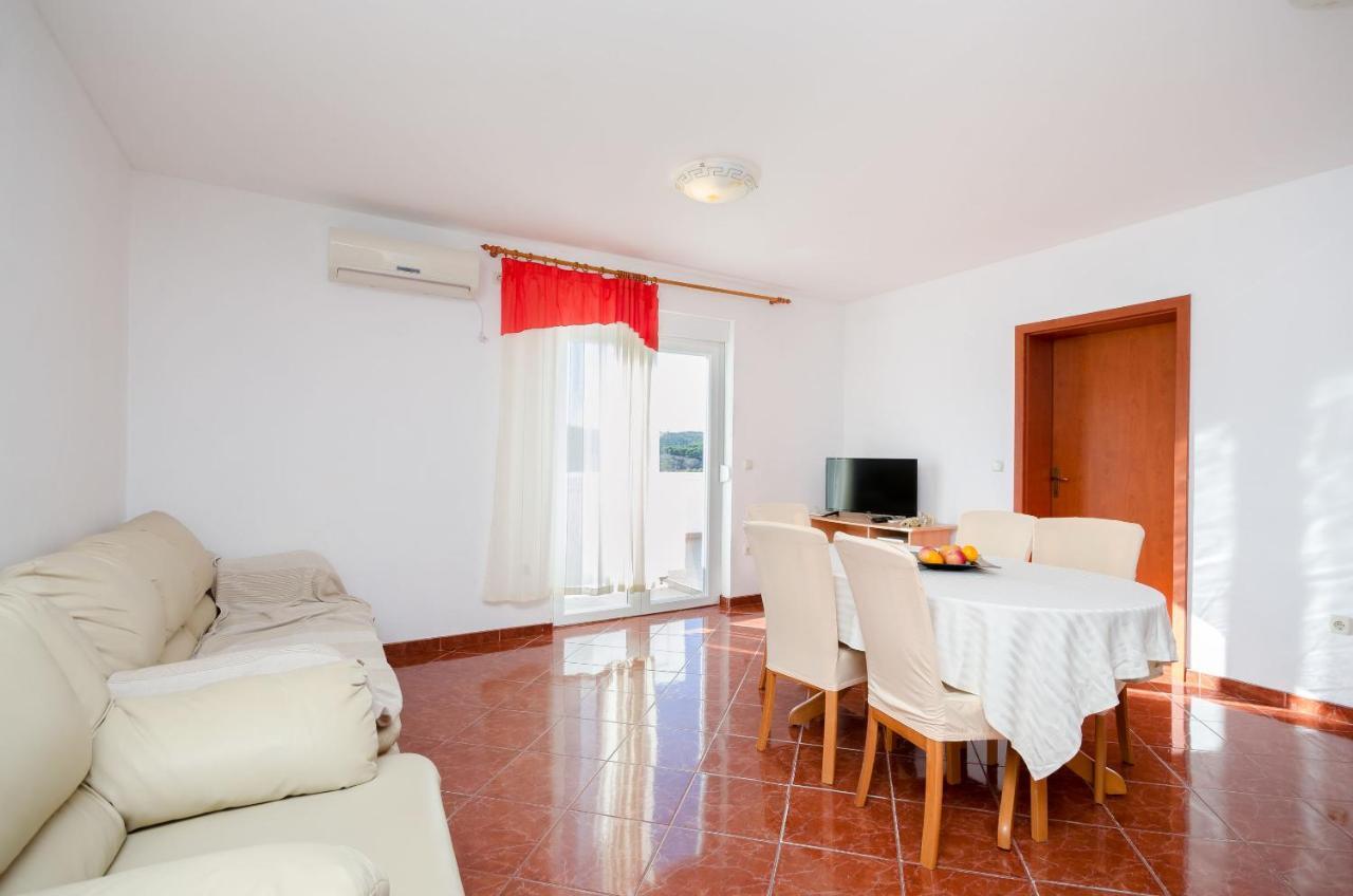 Apartments Pela Лопар Экстерьер фото