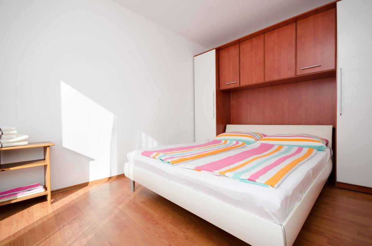 Apartments Pela Лопар Экстерьер фото