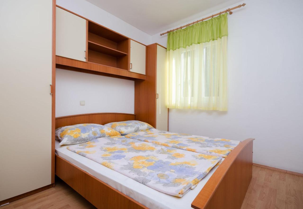 Apartments Pela Лопар Экстерьер фото