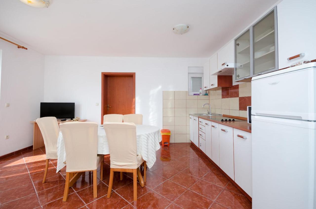 Apartments Pela Лопар Экстерьер фото