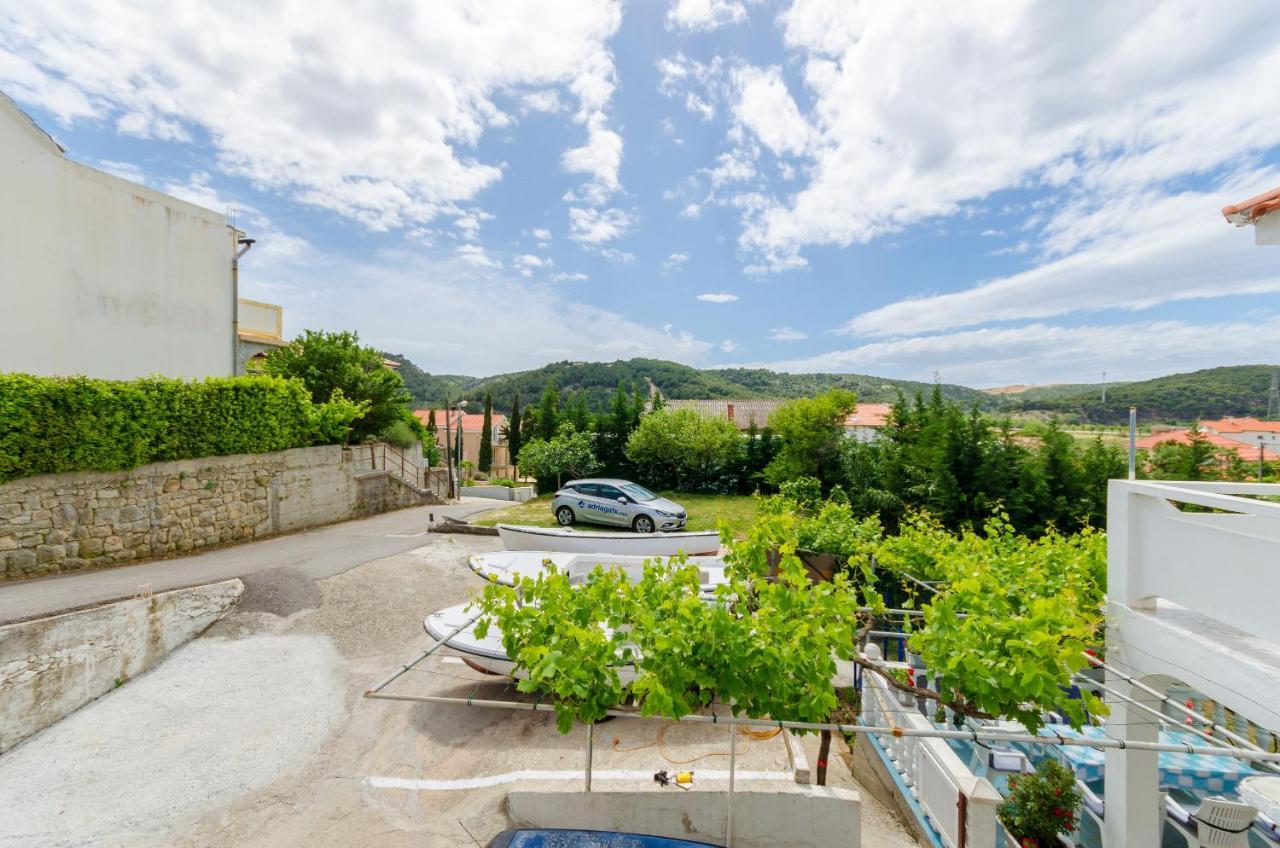 Apartments Pela Лопар Экстерьер фото
