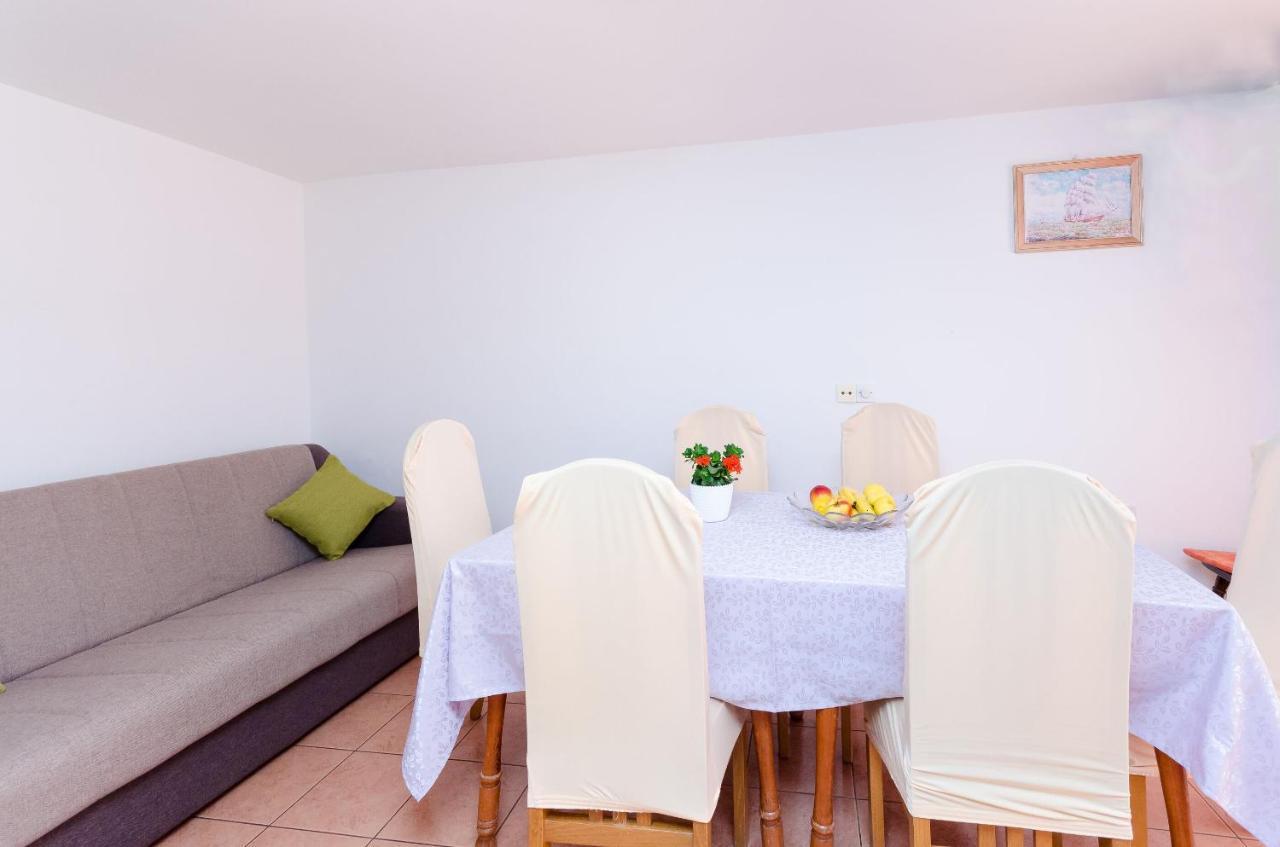 Apartments Pela Лопар Экстерьер фото