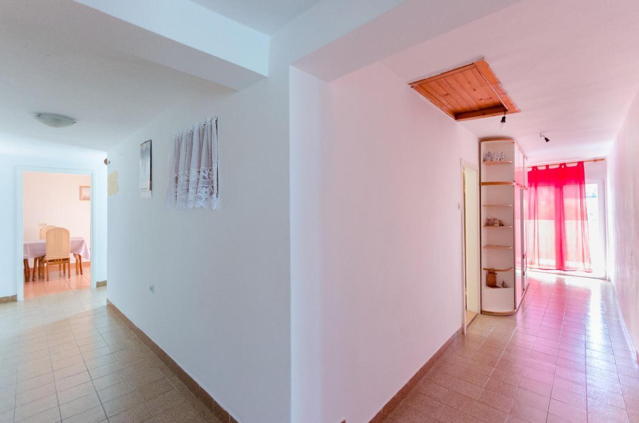 Apartments Pela Лопар Экстерьер фото