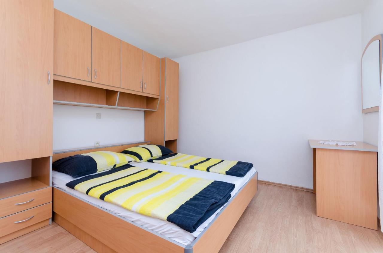 Apartments Pela Лопар Экстерьер фото