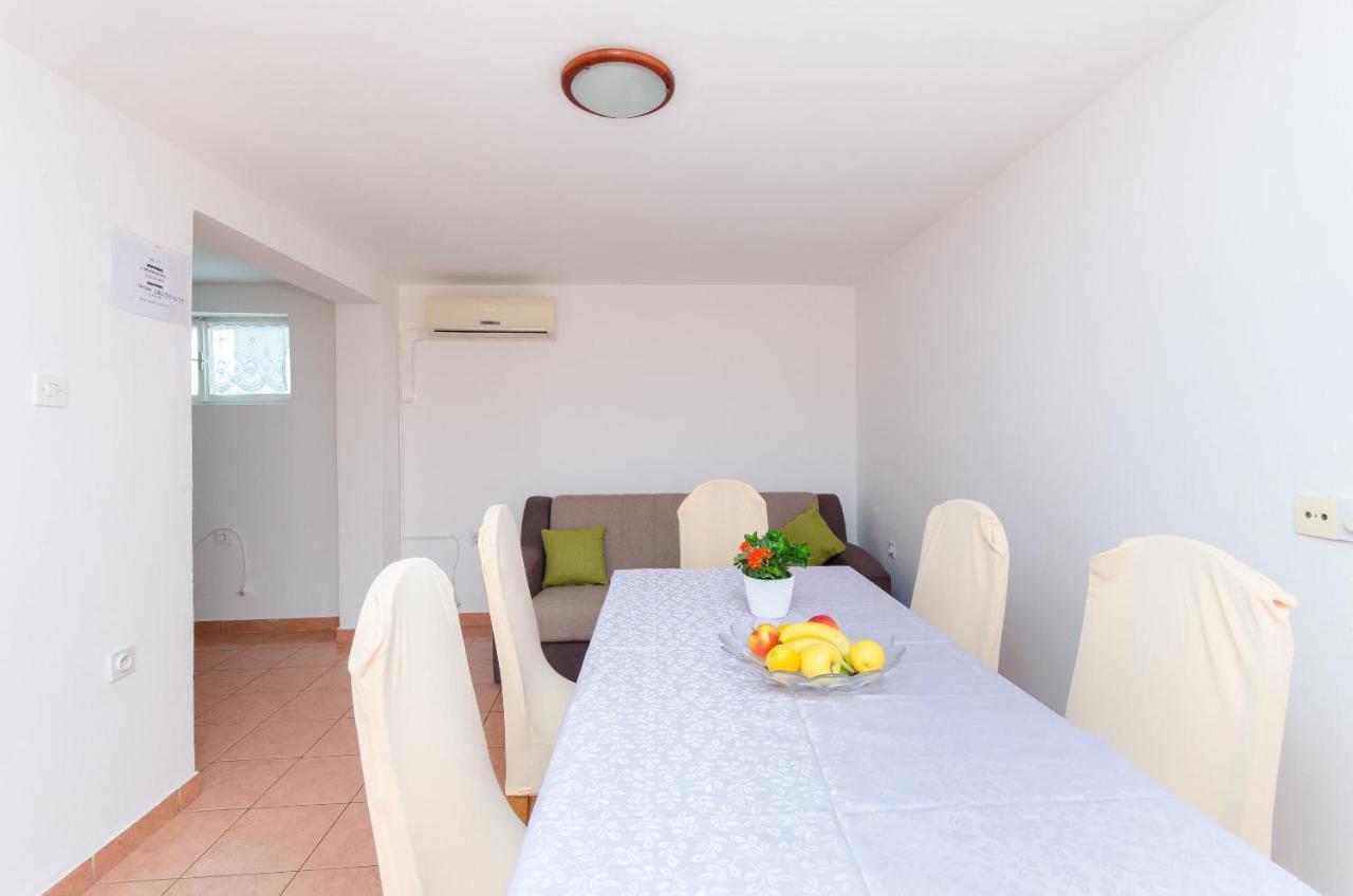 Apartments Pela Лопар Экстерьер фото